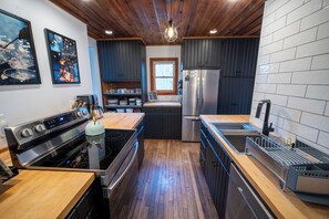 冰箱、微波炉、烤箱、炉灶