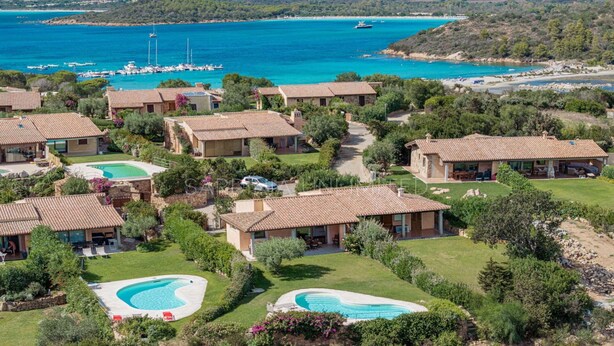 Une station balnéaire proposant des villas dotées de piscines privées et offrant une vue sur l’océan.