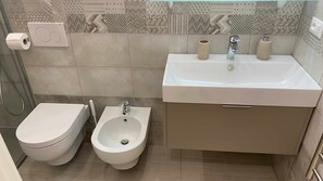 Amenidades de baño ecológicas y toallas 