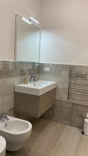 Bruser, miljøvenlige toiletartikler, bidet, håndklæder