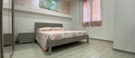 1 slaapkamer, een strijkplank/strijkijzer, reisbedje, wifi