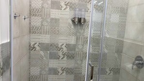 Amenidades de baño ecológicas y toallas 
