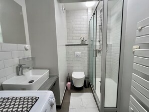 Chuveiro, secador de cabelo, toalhas de banho 
