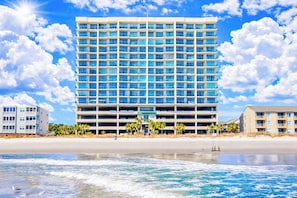Et moderne hotel med flere etager, fladt tag og udsigt til stranden.