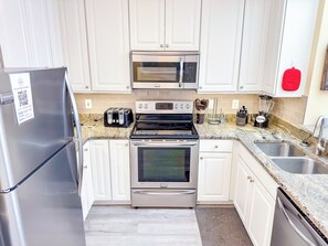 Refrigerador, microondas, horno y parrilla de estufa 