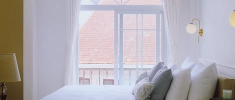 Deluxe Room | 1 bedroom, premium bedding, free minibar items, desk