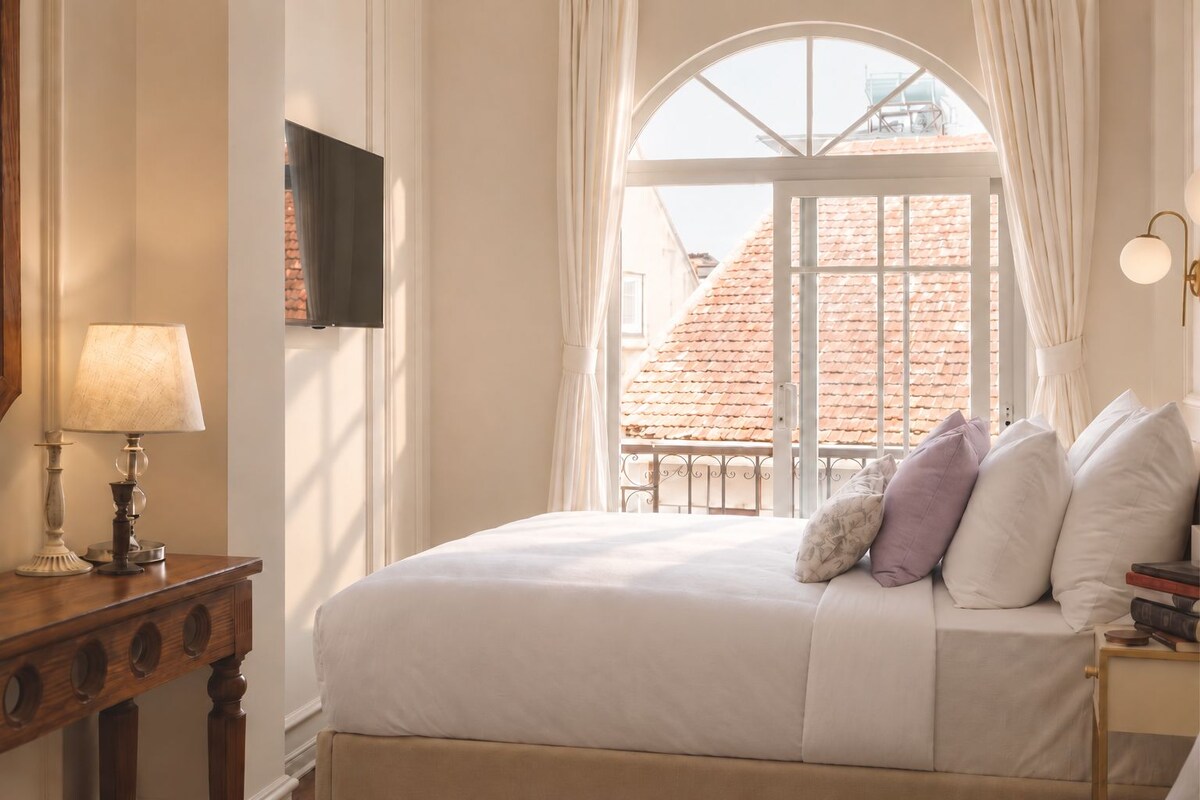 1 bedroom, premium bedding, free minibar items, desk
