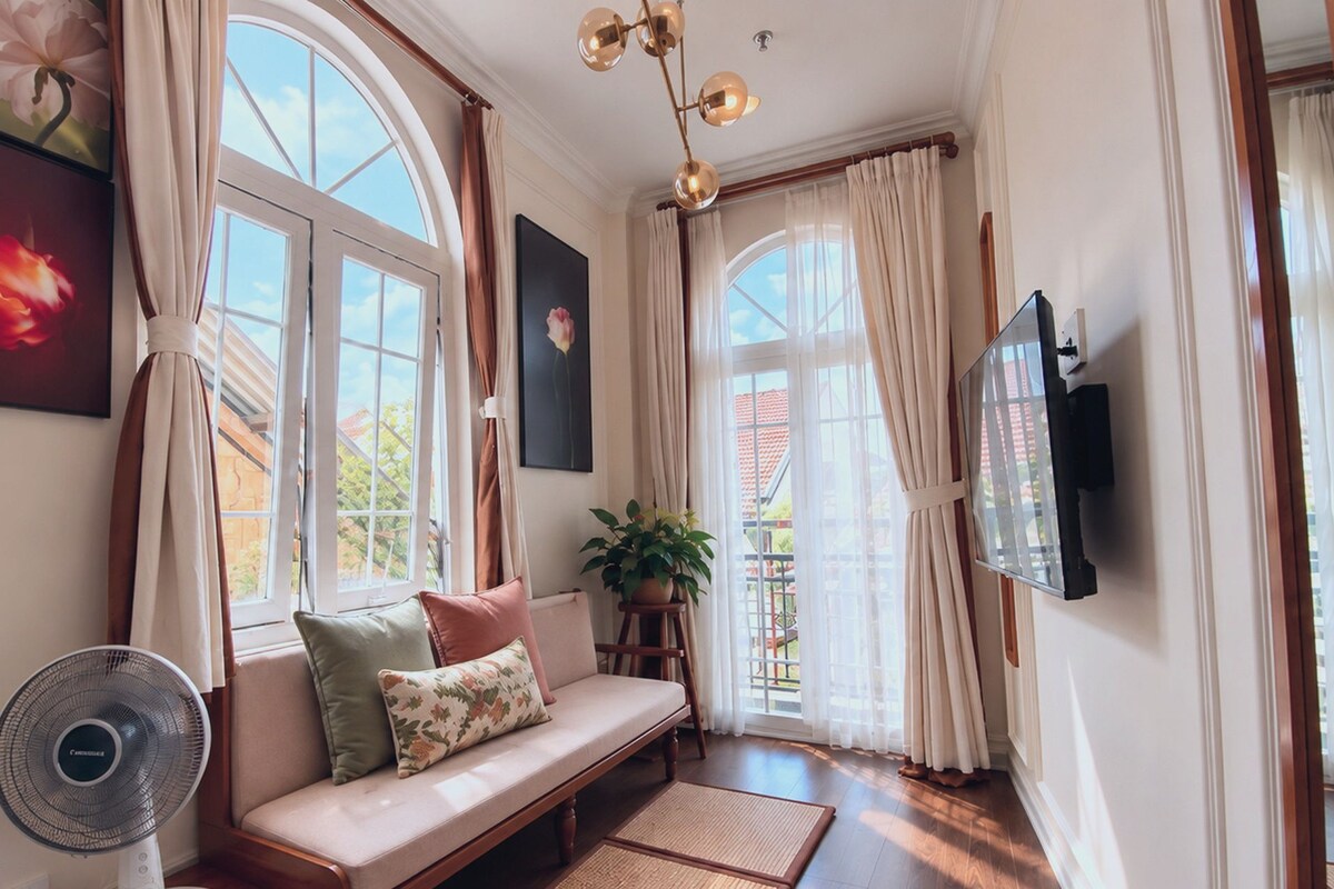 1 bedroom, premium bedding, free minibar items, desk