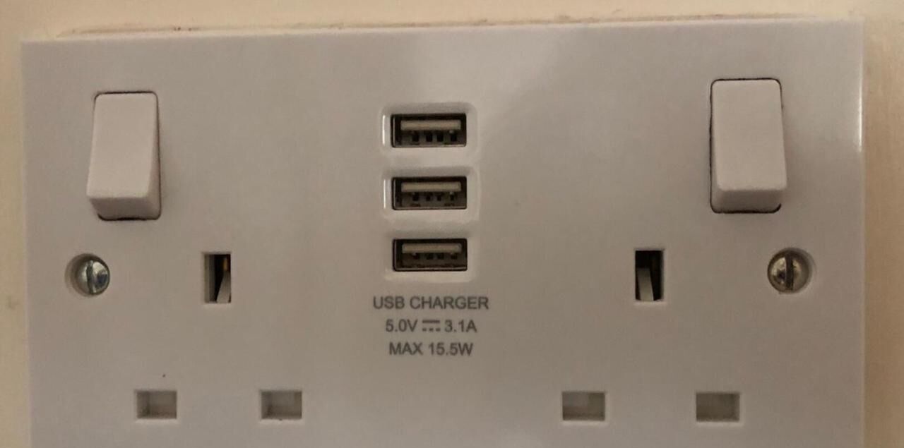 Een USB-oplader met een 5.0V uitgang en een maximaal vermogen van 15.5W.