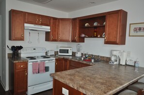 Kjøleskap, mikrobølgeovn, oppvaskmaskin og kaffetrakter/tekoker