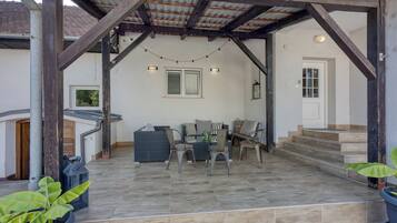 Nhà dành cho gia đình, 6 phòng ngủ, phòng tắm hơi (Hedonia Estate /w Sauna and Jacuzzi) | Khu ẩm thực ngoài trời