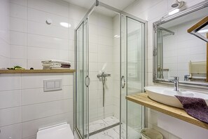 Familienhaus, Mehrere Schlafzimmer (Wellness Estate Hedonia Near) | Badezimmer | Dusche, Haartrockner, Handtücher, Seife