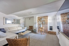 Familiehus - flere soveværelser (Wellness Estate Hedonia Near) | Opholdsområde | 21-tommers smart-tv med satellitkanaler, spillekonsol, dvd-afspiller