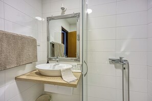 Familie huis, meerdere slaapkamers (Wellness Estate Hedonia Near) | Badkamer | Een douche, een haardroger, handdoeken, zeep