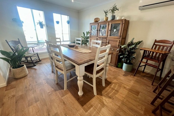 Dining room + high chair, board games, air conditioning. Open & uplifting room.