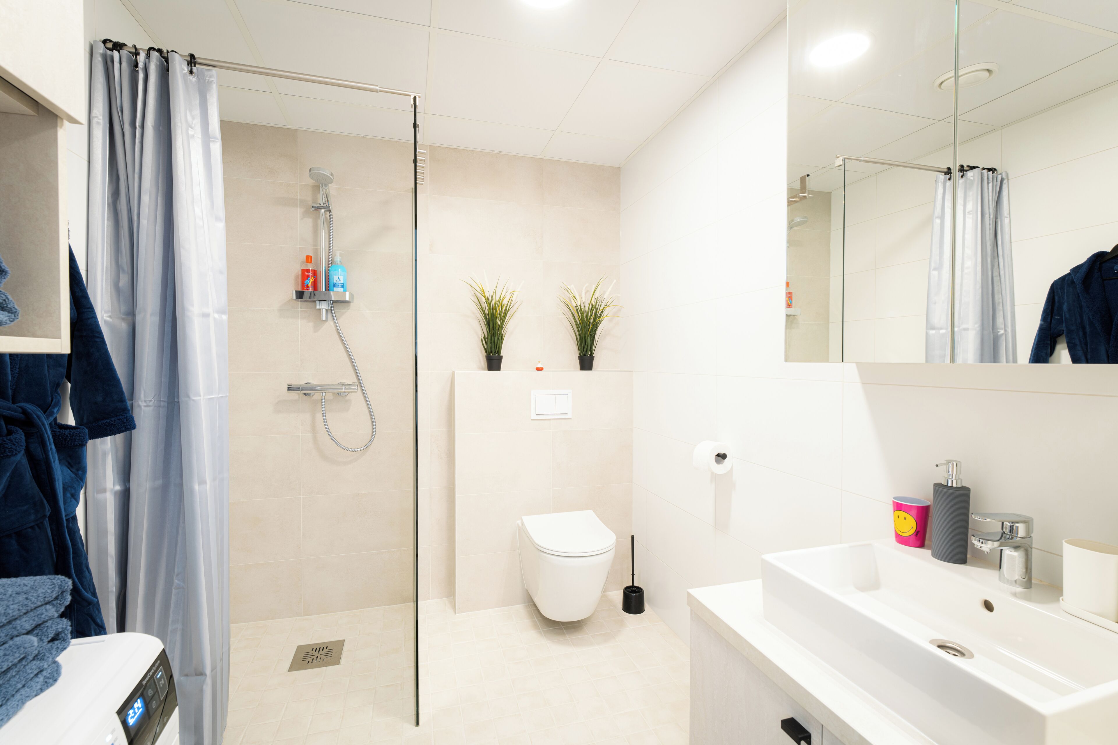 Douche, sèche-cheveux, serviettes fournies, savon