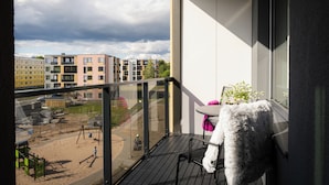 A balcony with a view of a playground and buildings. - CITYGATE SUNSET BALCONY (Tartu)