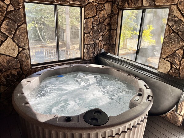 Interior - 1 Mile to Summit or Village*Spa/Arcades/Pool Table (Big Bear Lake)