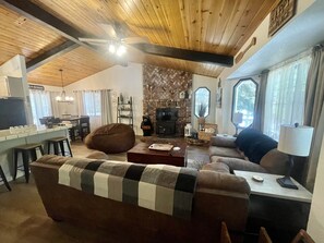 Smart TV, fireplace, video games, foosball - 1 Mile to Summit or Village*Spa/Arcades/Pool Table (Big Bear Lake)