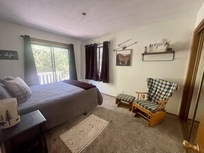 6 bedrooms, desk, iron/ironing board, travel cot