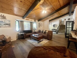 Smart TV, fireplace, video games, foosball - 1 Mile to Summit or Village*Spa/Arcades/Pool Table (Big Bear Lake)
