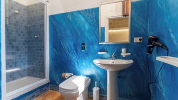 Eenvoudige kamer, 1 twee- of 2 eenpersoonsbedden (Sand) | Badkamer | Gratis toiletartikelen, een haardroger