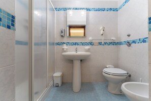 Basic Quadruple Room (Verde) | Bathroom | Free toiletries, hair dryer - L'Oasi di Favignana Room and Charme (Favignana)