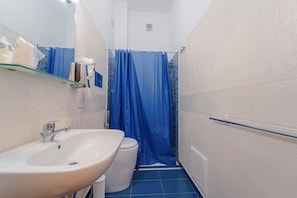 Basic Triple Room (Sea) | Bathroom | Free toiletries, hair dryer
