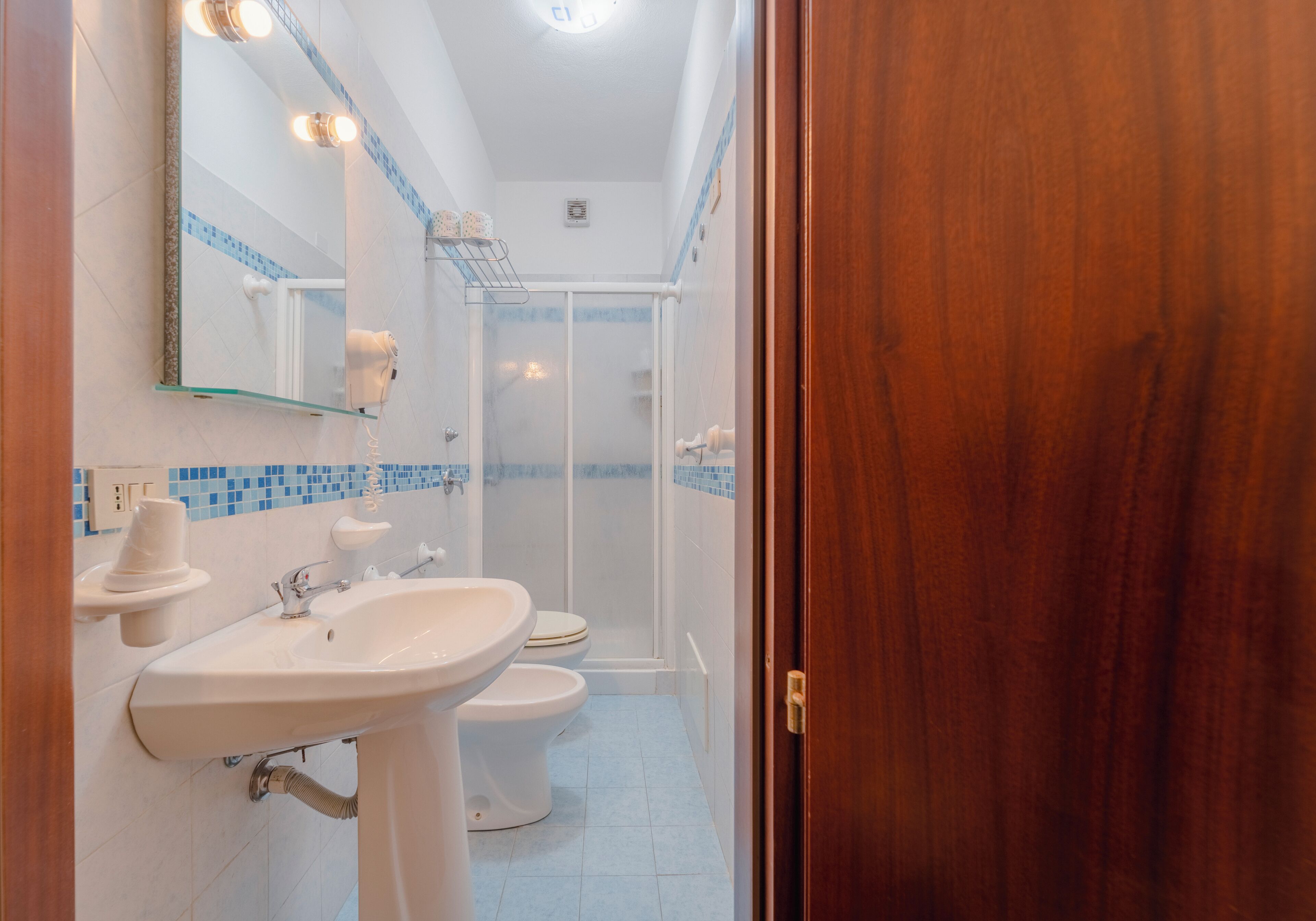 Quadrupla Basic (Jeansata) | Bagno | Set di cortesia gratuito, asciugacapelli