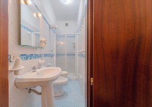 Basic Quadruple Room (Jeansata) | Bathroom | Free toiletries, hair dryer