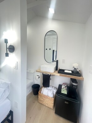 Douche, séchoir à cheveux, serviettes fournies, savon