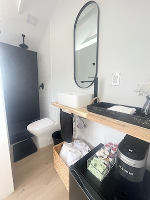 Een douche, een haardroger, handdoeken, zeep