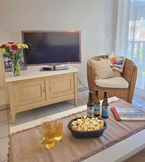 Apartemen, 2 kamar tidur (4/6 people) | Area keluarga | Televisi layar datar 40-cm dengan saluran TV digital