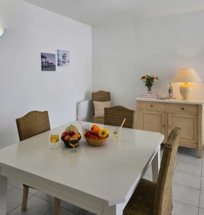 Apartment, 2 Bedrooms (4/6 people) | Living area | 40-cm flat-screen TV with digital channels - Lagrange Vacances Villa D'Este (Arcachon)