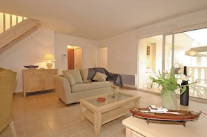 Televisi layar datar 40-cm dengan saluran TV digital