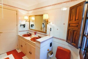 Een haardroger, een bidet, handdoeken, zeep