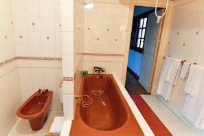 Sèche-cheveux, bidet, serviettes fournies, savon