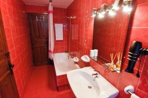 Secadora de cabello, bidet, toallas, jabón 