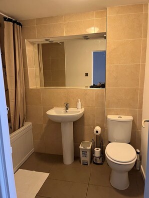 Hårføner, håndklær, såpe og toalettpapir