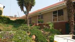 Front of property - Charlie' s Cabin Guest house (Westonaria)