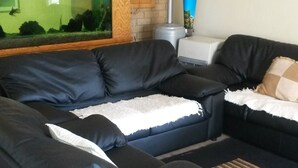 Living area - Charlie' s Cabin Guest house (Westonaria)