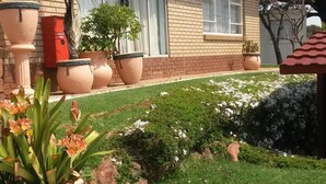 Front of property - Charlie' s Cabin Guest house (Westonaria)