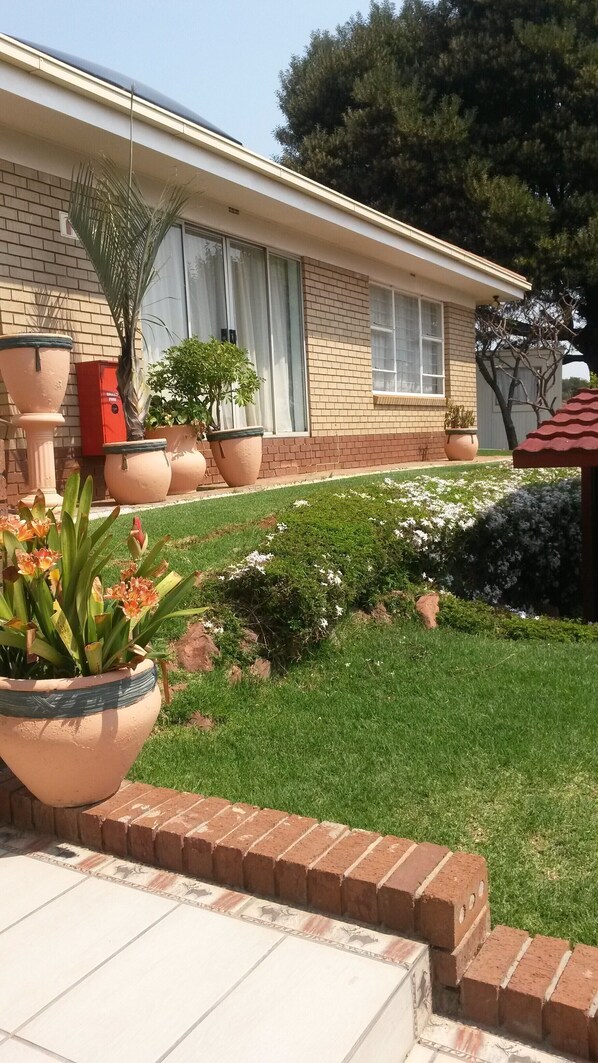 Front of property - Charlie' s Cabin Guest house (Westonaria)