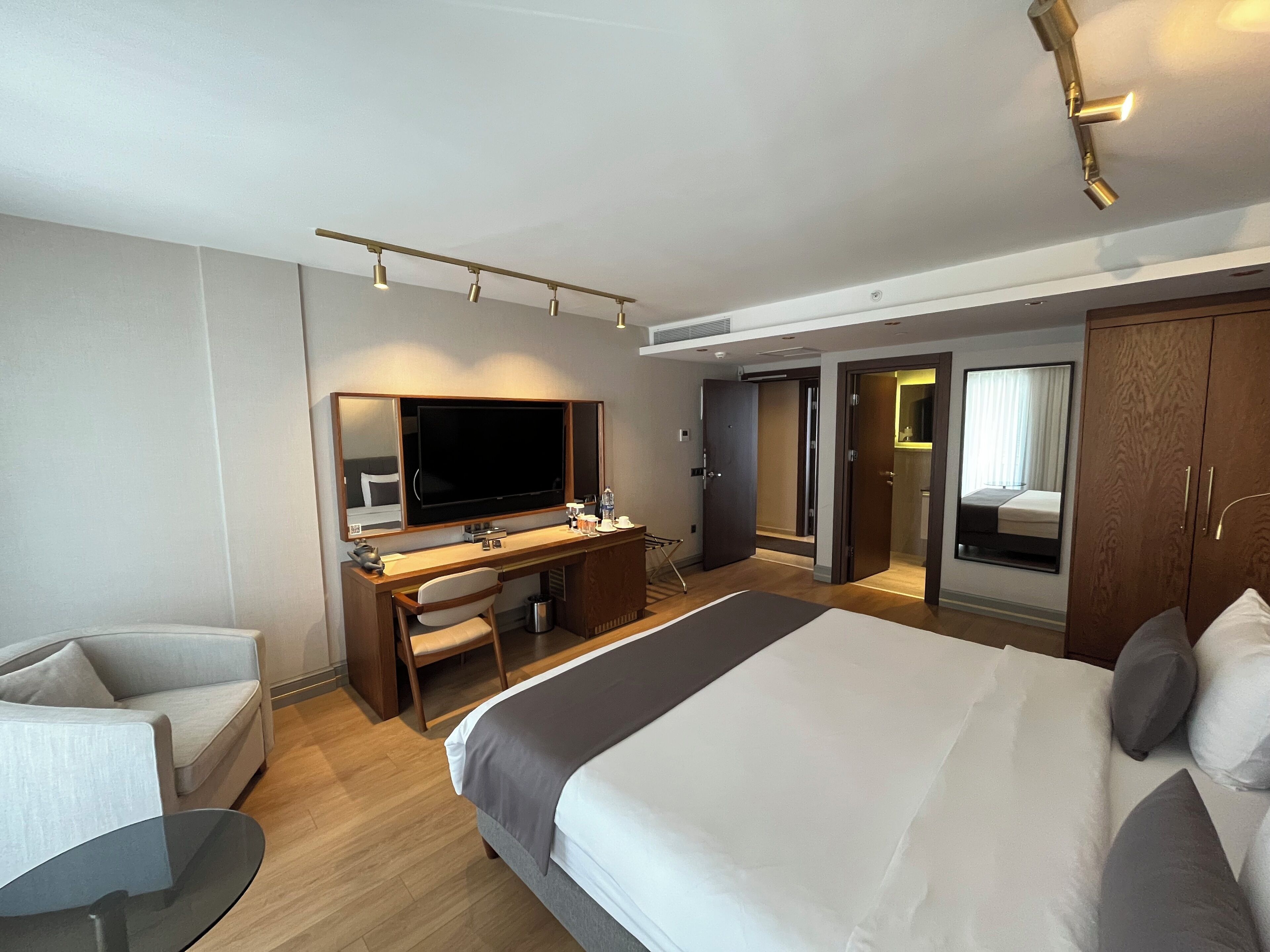 Allergikerbettwaren, Minibar (mit einigen kostenlosen Artikeln)