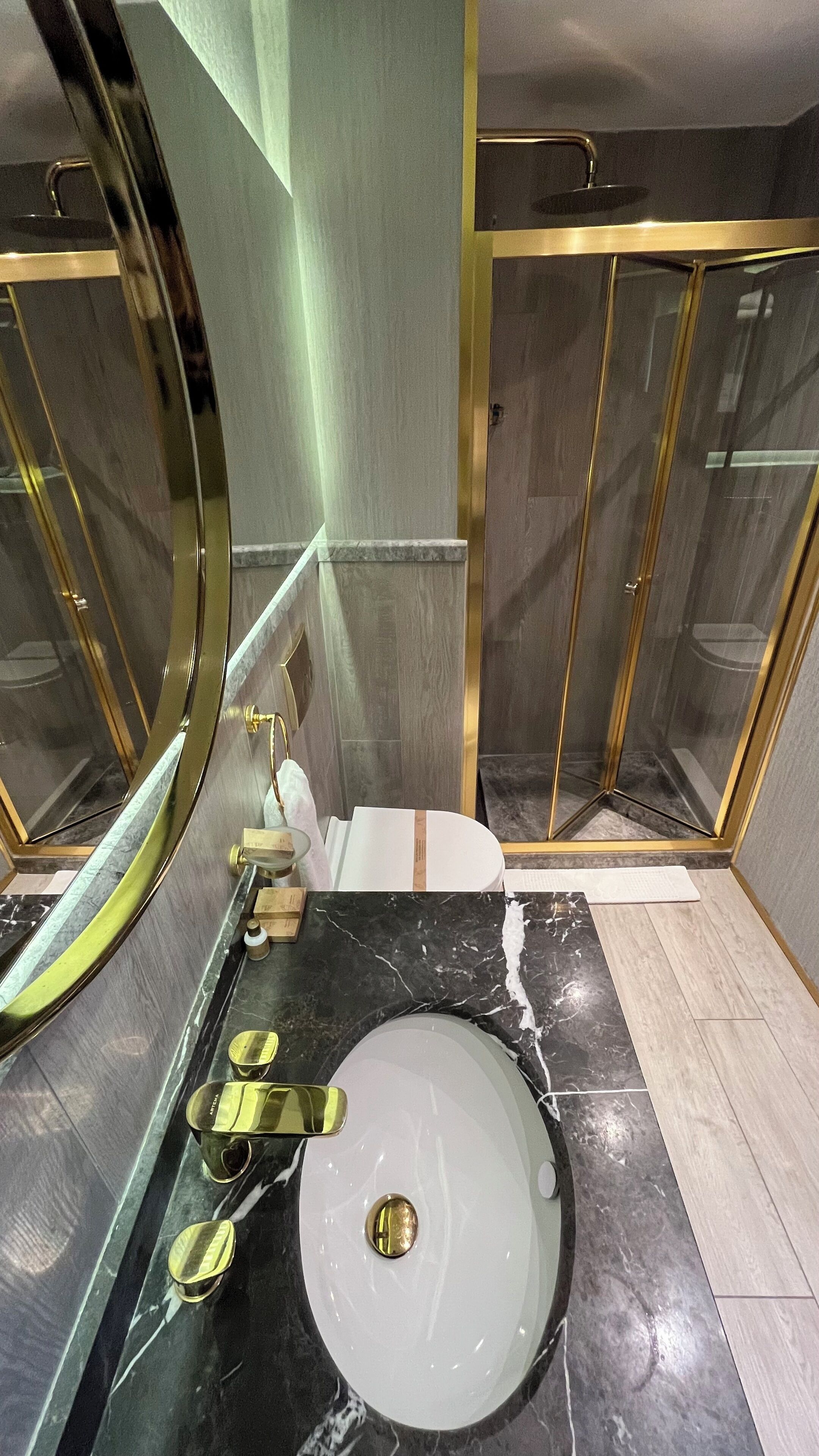 Shower, rainfall showerhead, free toiletries, hair dryer