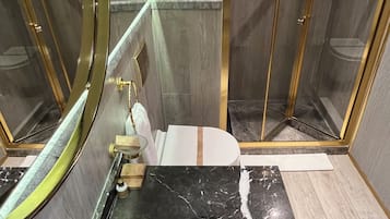 Shower, rainfall showerhead, free toiletries, hair dryer