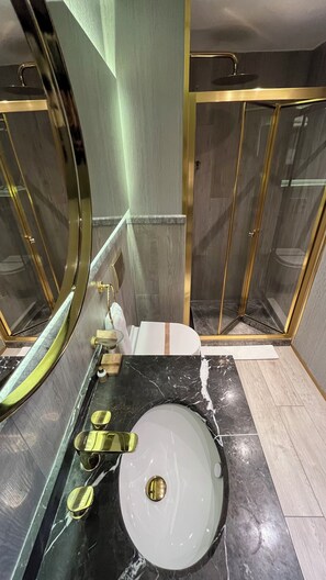 Een douche, een regendouche, gratis toiletartikelen, een haardroger