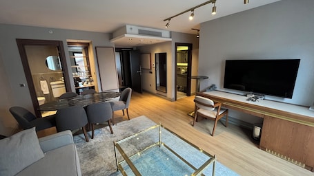 Hypo-allergenic bedding, free minibar items, in-room safe, desk. Kings Cross Hotel Istanbul