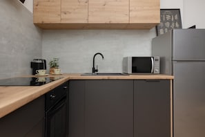 Mikrobølgeovn, oppvaskmaskin og kjøkkenutstyr