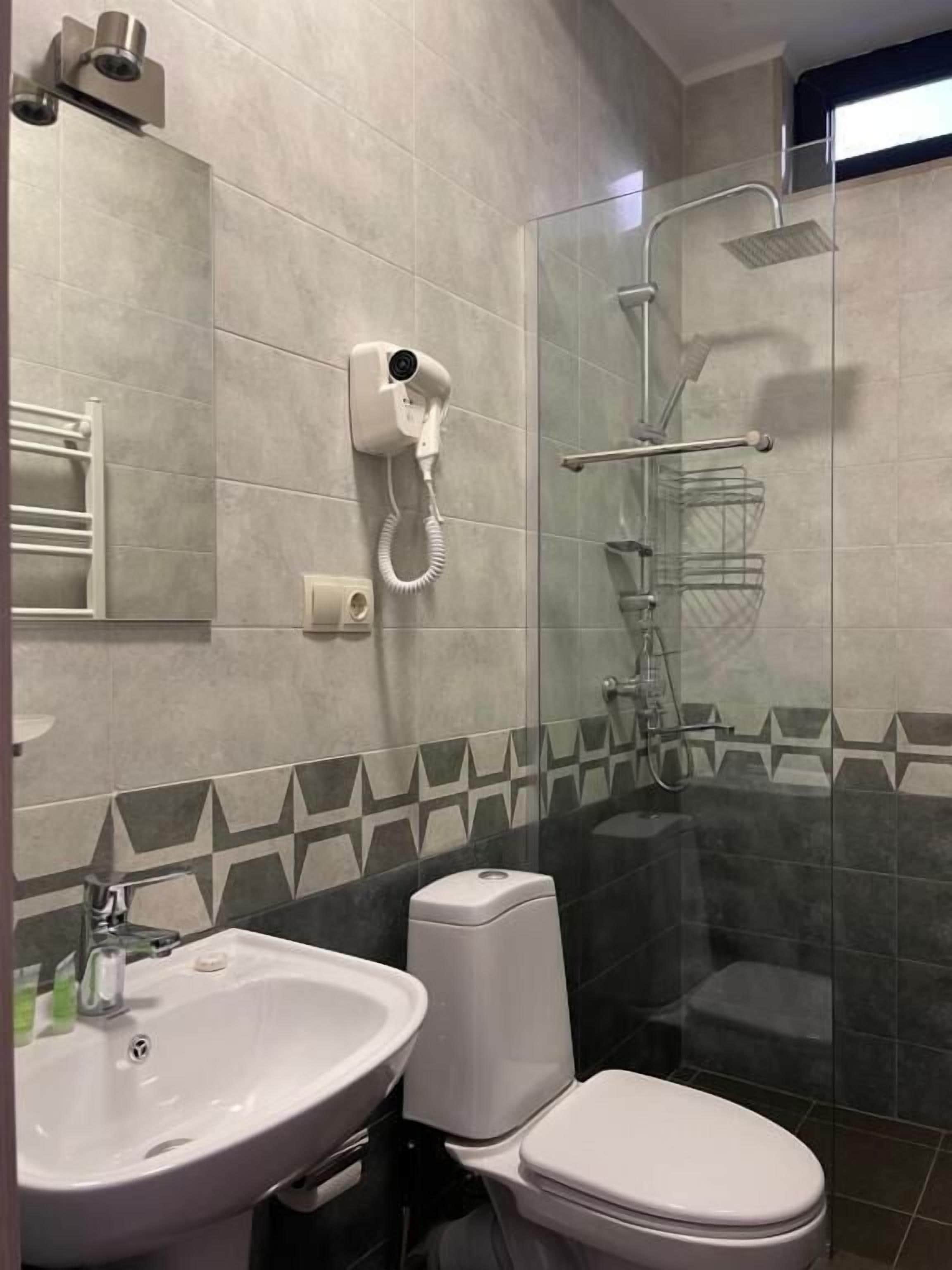 Kamar Double Comfort | Kamar mandi | Shower, perlengkapan mandi gratis, pengering rambut, dan sandal